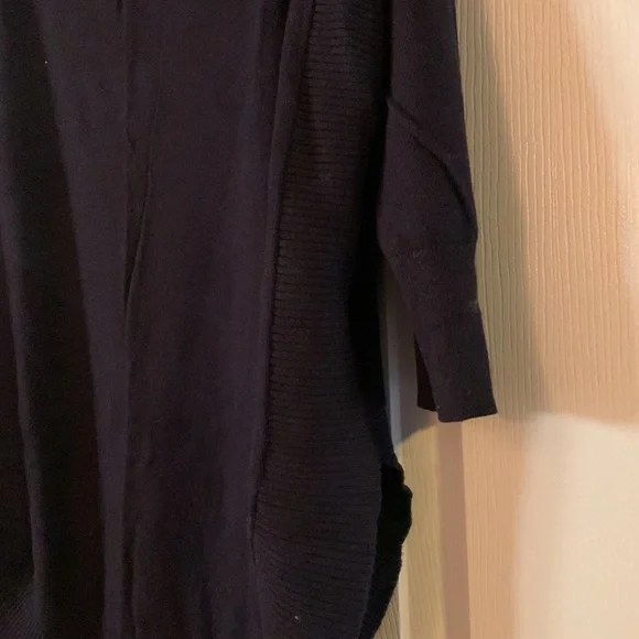 Express rounded hem top - Picture 6 of 8